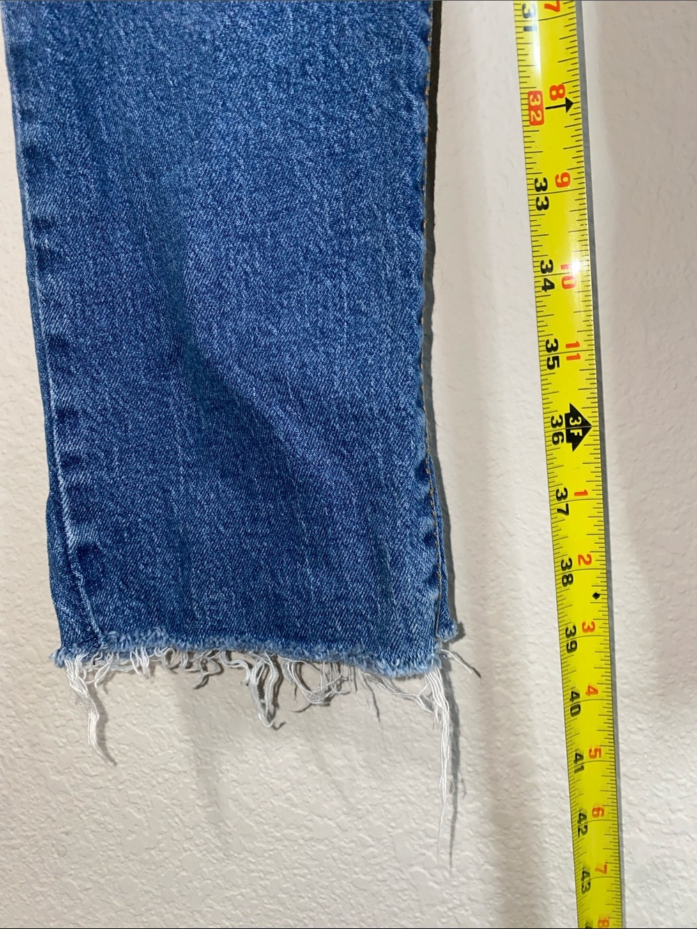💋Adorable high rise 90’s slim Jeans frayed at the let holes! - Picture 7 of 11